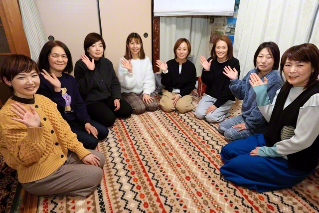 河内圏・東山本支部の集い。木下文与さんと奥谷哲子さんの進行で、“今年、挑戦したいこと”など、語らいが弾んだ。安藤圏女性部長は「共感の対話で、友と絆を結ぼう」と呼びかけた（24日、八尾市内で）