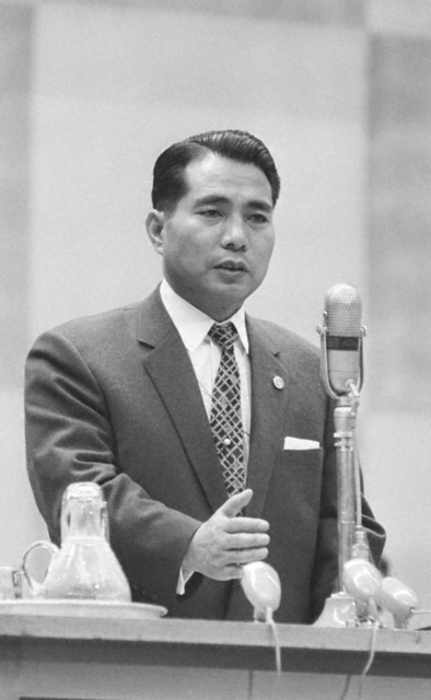 一人一人が“全関東の勝利の原動力に”“第一にも第二にも仲良く、団結して”――関東本部（当時）の幹部会で激励する池田先生（1963年6月7日、東京・台東体育館で）