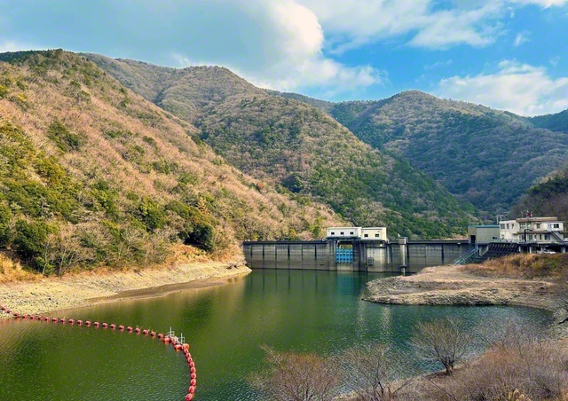 　阿波市の宮川内ダムは、治水と田畑へのかんがいで住民の暮らしを支えてきた。水面に映る山々の景観に心も和む