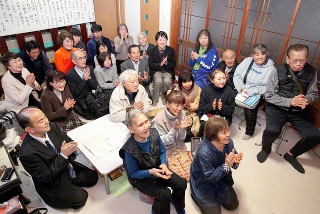 「太らずに　福運積もう　題目だ」など個性光る川柳に、栄幸地区の友の笑顔が広がった（各務原市内で）