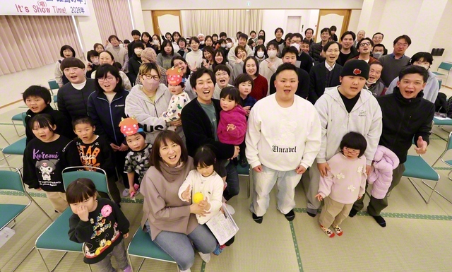 【広島　備北宝光池田県】後方にはキッズコーナーが設けられ、子どもたちも楽しい時間を過ごした（24日、庄原会館で）