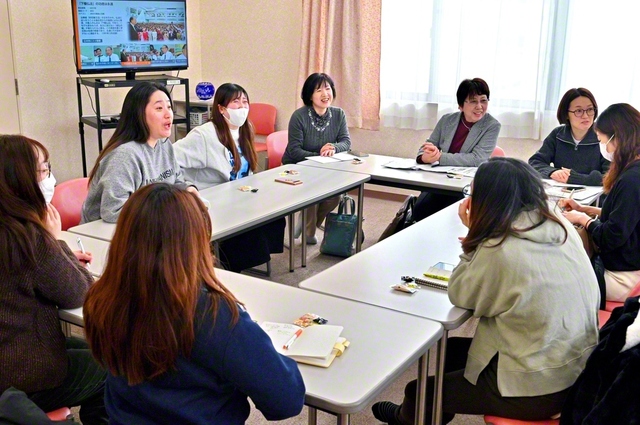 20日に行った紫波黄金県の「創春リーダー会」。この日は千田東北女性部総合長らを交え、懇談形式で語らいを広げた（盛岡文化会館で）