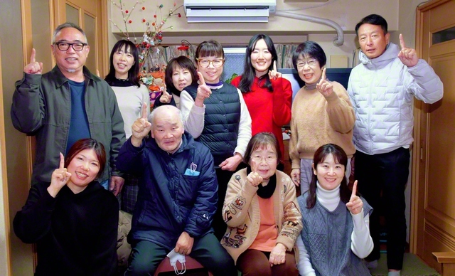 【鹿児島中央圏・中央支部】師匠への求道心と仲の良さが光る中洲地区は、多士済々の人材と、にぎやかに前進。前田智地区部長、新任の小永吉久美子女性部長は「歓喜の題目をとどろかせ、明るく仏縁を広げます」（1月27日、鹿児島市内）