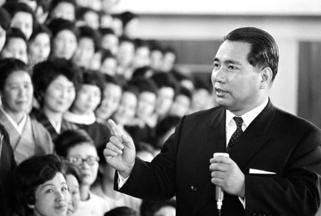 “永遠に崩れぬ大福運を築こう”と励ましを送る池田先生（1967年2月19日、高崎市内で）