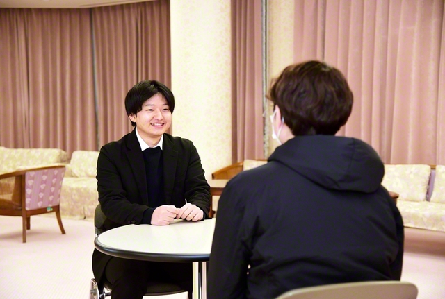 楽しく語らいを広げる鈴木さん㊧