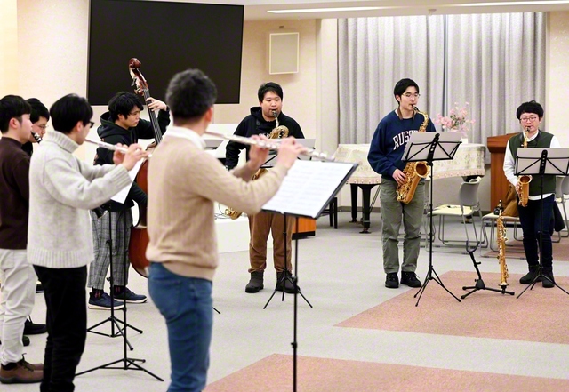 全道大会へ向け、練習に励む札幌吹奏楽団のメンバー（1月31日、北海道文化会館で）