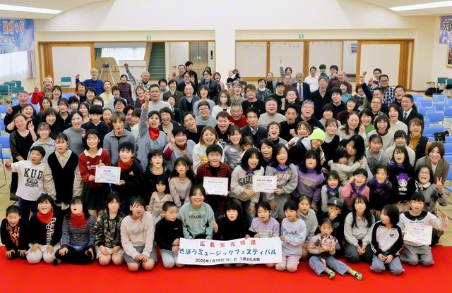 各県圏の広島若竹少年少女合唱団が練習の成果を発揮し、笑顔あふれる集いとなった。國近中国少女部長が励ました（1月18日、三原文化会館で）