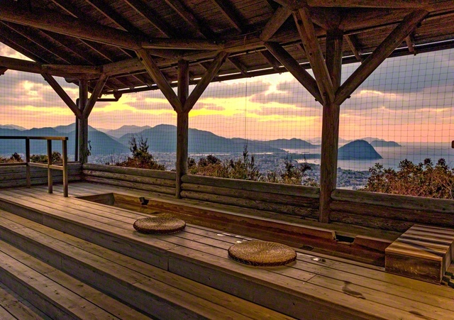 歴史の町・萩が一望できる“絶景足湯”