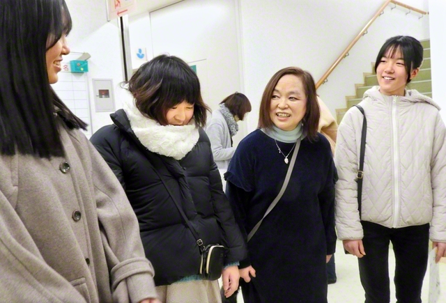 青年と笑顔で語らう山前さん（右から2人目）