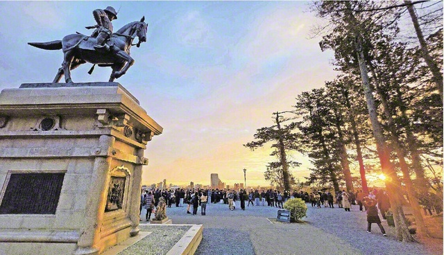 池田先生が7回にわたって訪れた青葉城址から望む本年元日の朝日。「学会は人材をもって城となす」との師弟の“青葉の誓い”が刻まれた