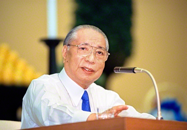 新世紀第1回北海道栄光総会で池田先生は「環境ではない。一念で決まる」と（2001年11月12日、東京戸田記念講堂で）