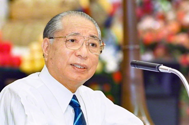 第2回関東総会の意義を込めて開催された本部幹部会でスピーチする池田先生。若き日に川越地区に通ったことを語り、「仏法は勝負である。ゆえに、断じて勝つことが正義である。断じて勝ちぬき、痛快に『ああ面白かった！』と言える、大満足の一生を」と呼びかけた（2001年10月、東京牧口記念会館で）