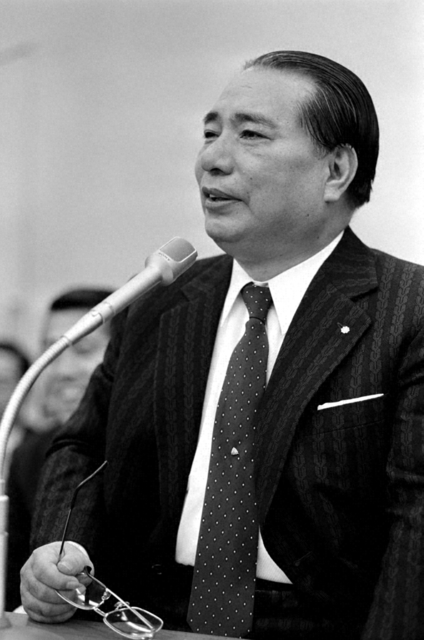 茨城文化会館落成記念勤行会でスピーチをする池田先生。“現実という嵐に挑み、人生勝利の旗を掲げよう”と励ました（1982年2月9日、茨城文化会館で）