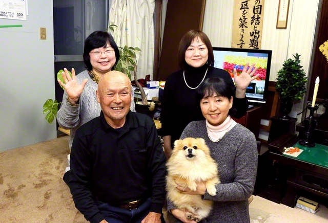 正一さん（前列左）、みちよさん（同右）夫妻が地域の友と笑顔で。愛犬あんず君も