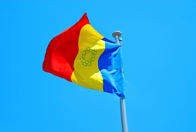 青空に翻る三色旗。創価学会創立100周年へ、われらは平和と人間主義の旗高く、勇み進もう！