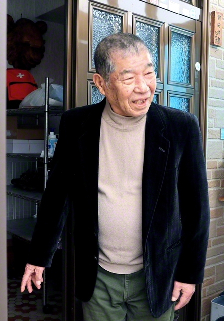 同志を迎え入れる前田さん