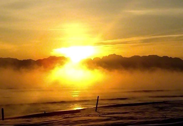 氷見市内から望む早朝の立山連峰