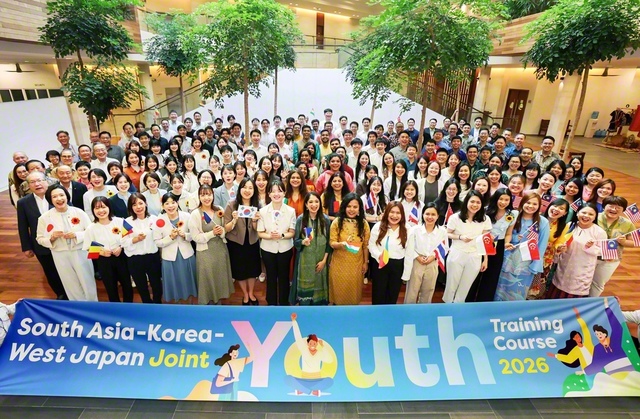 世界広布へ心一つに前進！――「南アジア・韓国・西日本合同青年研修会」に参加した友（マレーシアのSGIアジア文化教育センターで）