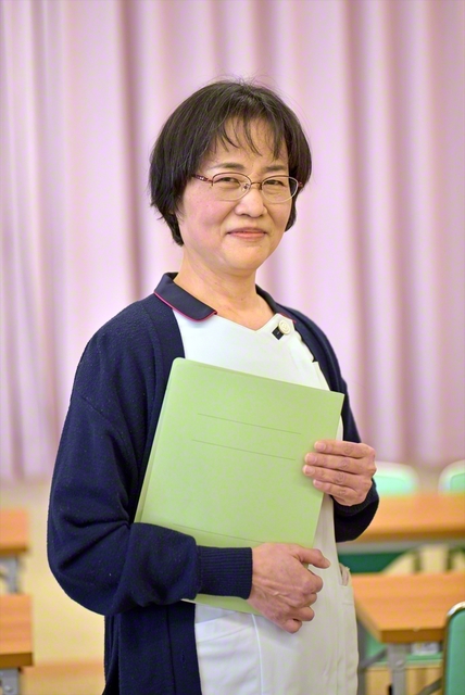 「悩みながらも成長する学生の姿に触れることが大きなやりがいです」と語る小原さん