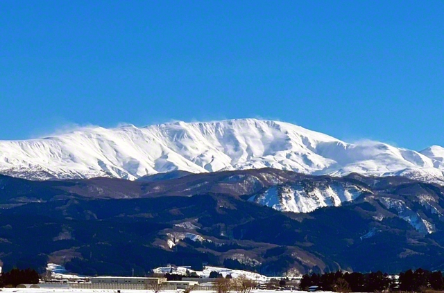 鶴岡市から見た月山