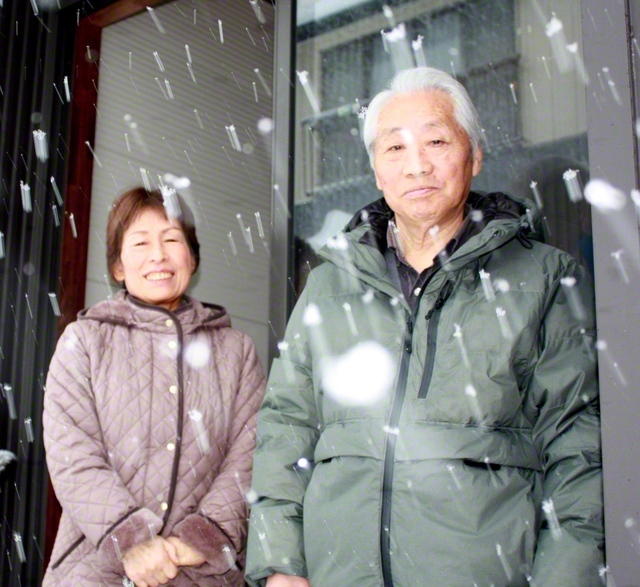村山春男さん㊨と友子さん