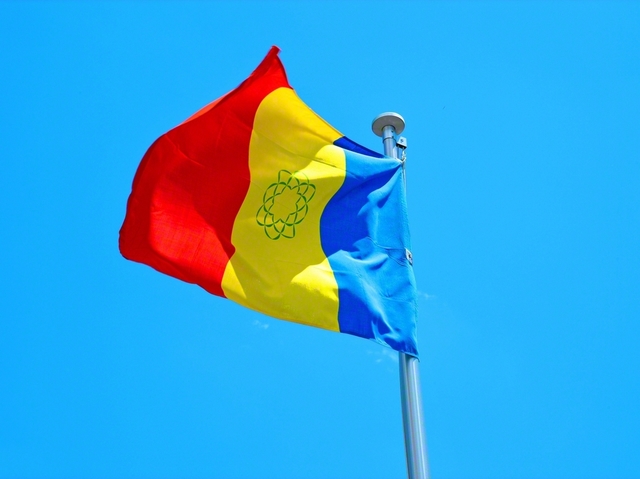 青空に翻る三色旗。創価学会創立100周年へ、われらは平和と人間主義の旗高く、勇み進もう！