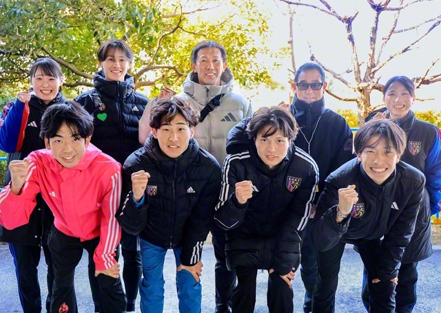 記念のカメラに納まった創価大学駅伝部の選手と榎木監督（後列中央）らスタッフ（1日）