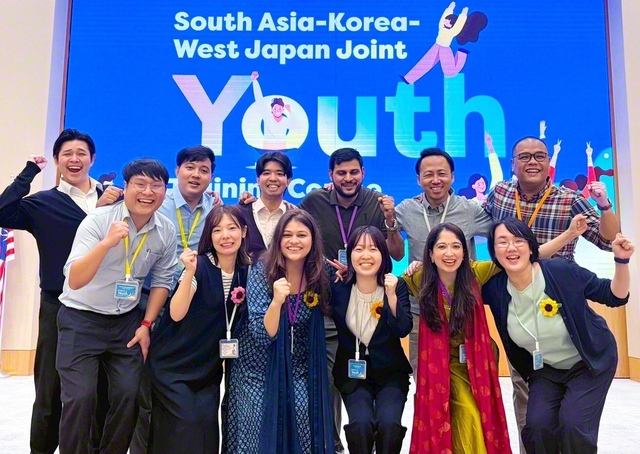 SGIアジア文化教育センターで、研修会に参加した友と（前列右端が堀さん）