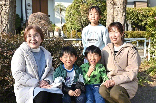 川添さん（右端）と岩舘さん（左端）