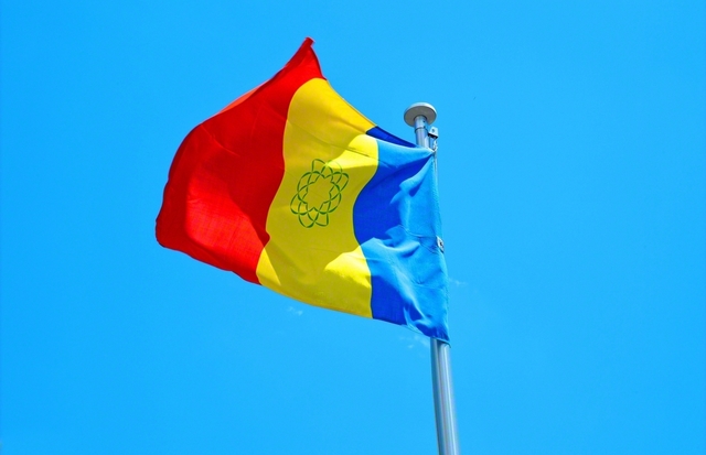 青空に翻る三色旗。創価学会創立100周年へ、われらは平和と人間主義の旗高く、勇み進もう！