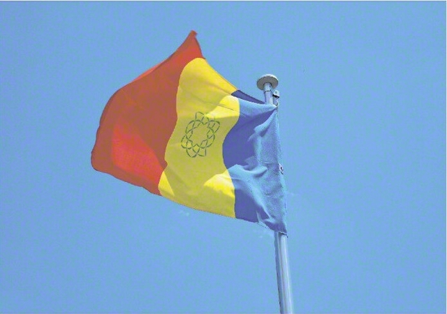 青空に翻る三色旗。創価学会創立100周年へ、われらは平和と人間主義の旗高く、勇み進もう!