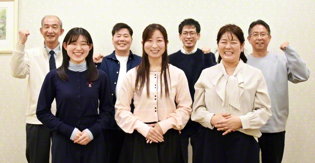 “懇談的・双方向型”の座談会について語り合った友（後列左から時計回りに、松下さん、麻生さん、土屋さん、市川総千葉長、福尾さん、大塚さん、岸さん）