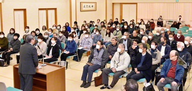 欧州新世紀圏の活動者会では、佐藤圏男子部長らが決意を語った（西都会館で）