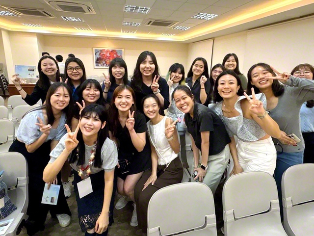 青年友好交流会に集ったシンガポールの女子部と記念のカメラに（一番手前が田中さん）