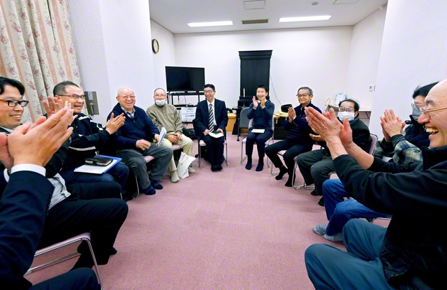 16日に行われた地区の壮年部懇談会。楽しいことも苦しいことも自由に話せる雰囲気に包まれていた(青葉平和会館で)