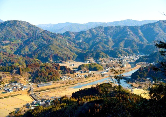 大滝山からは村一帯が見晴らせる