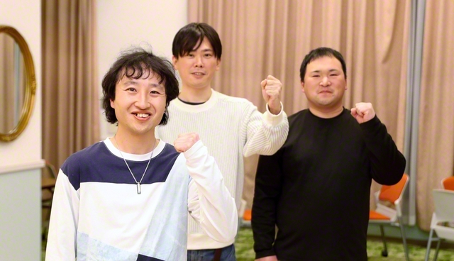 男子部の仲間と力強く前進する佐古さん㊧