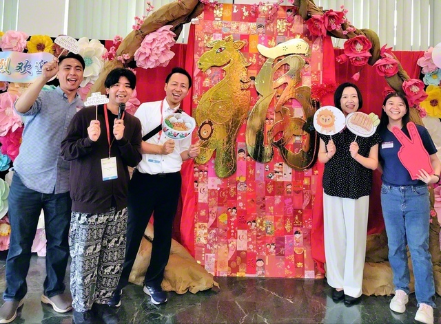 シンガポール創価学会本部で、交流行事に参加した友と（左から3人目が立鍬さん、3日）