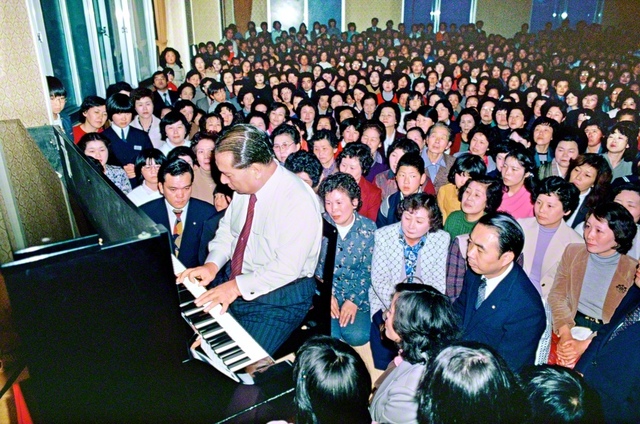 1982年2月11日、鹿島会館(当時)を訪れた池田先生はピアノを演奏。師の奏でる真心の音色が同志の心に響き渡った
