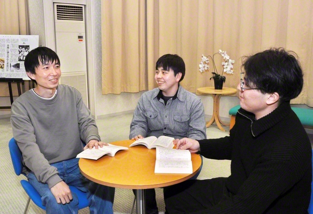 「小説『新・人間革命』を読むと信心のすごさや生き方を学べるね」など談笑する岡本さん㊧、中村さん㊥、吉田さん（高岡文化会館で）