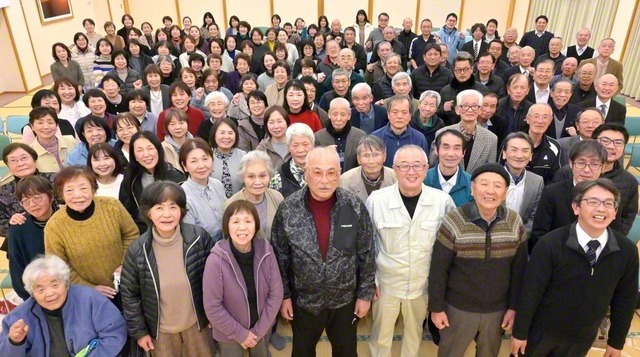 “希望と友情、信頼の連帯を”――喜びの春へ勝利を約し合う、速見英雄本部をはじめ国東世界圏の友（13日、杵築会館で）