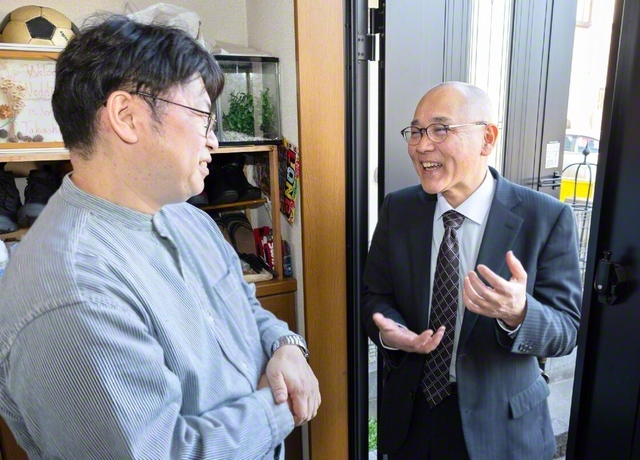 “玄関先でのあいさつでも心は通じ合う”。そうした思いで一回一回の出会いを大切にする目黒さん㊨