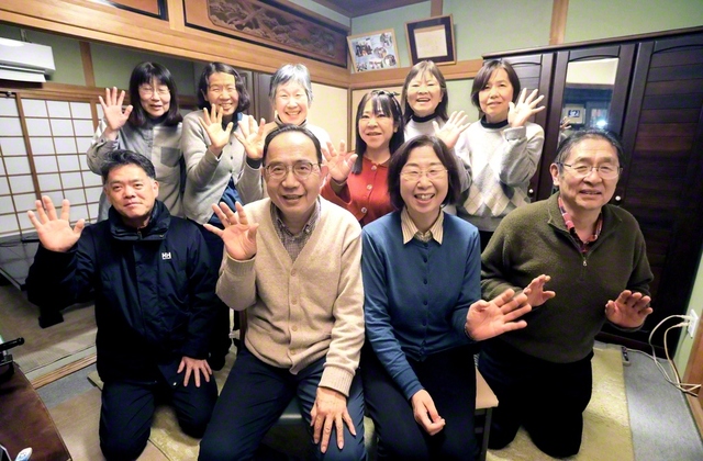 直毅さん（前列左から2人目）と悦子さん（同3人目）が地区の友らと