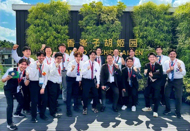 研修会に参加した友と（前列左から2人目が大城さん）