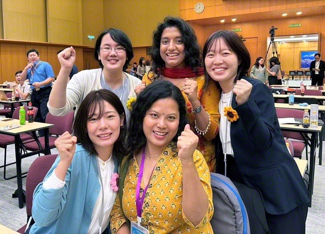 研修会で共に学んだインドのメンバーらと（後列右端が徳田さん）