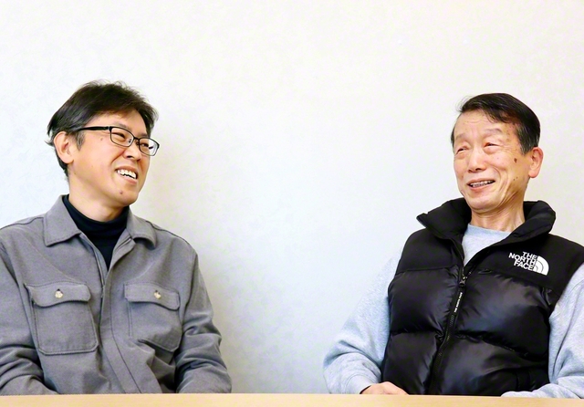 山下さん㊨と岡森地区部長。支え合う喜び胸に広布に駆ける