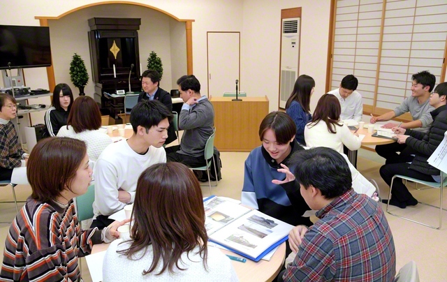 勉強会の冒頭、それぞれの「3・11」に対しての経験や思いを率直に語り合った（双葉会館で）