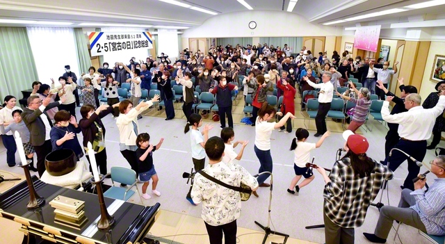 笑顔がはじけた宮古県未来音楽祭。最後に皆で宮古伝統の「クイチャー」を舞った（宮古文化会館で）