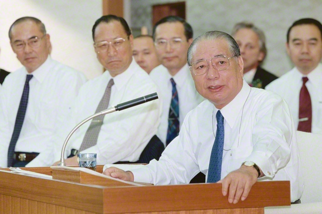 徳島栄光躍進総会でスピーチする池田先生。“永遠に生死歓喜の境涯”にと望んだ（1994年12月4日、徳島文化会館で）