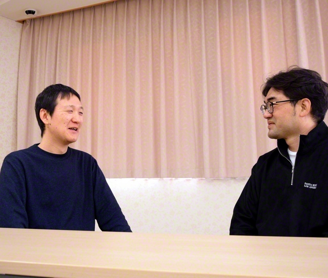 荒木さん㊧が同志と語り合う